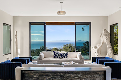 With its sunlit rooms and panoramic ocean views, Riviera provides an inspiring setting to return to after a day at Santa Barbara’s lively arts festivals, just minutes from parade routes and galleries.
