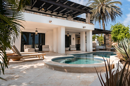Esperanza’s pool, pergola and connected spa support hydrotherapy, relaxation and outdoor wellness routines in Cabo.