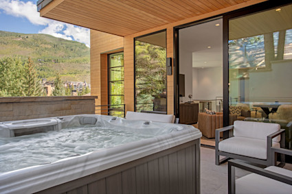 Versant sits about 500 feet from the Simba ski run, with mountain views and outdoor spaces that make the most of Vail's alpine setting.