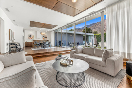 Palm Canyon’s glass-lined great room and mountain backdrop create an effortless indoor-outdoor setup for pre-game warmups and post-match dinners.