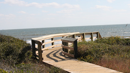 Kiawah’s beach boardwalk sets the tone for a golf-and-coast routine, with easy transitions from morning rounds to sunset walks.
