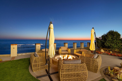 Neptune Bluffs’ sunset terrace invites you to close out a festival evening with panoramic coastal views and the warmth of a fire pit.