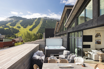 West District in Jackson Hole offers a private deck with a hot tub and panoramic mountain vistas, giving photographers a prime location for morning and evening landscape shoots.
