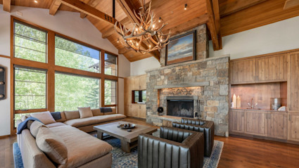 Teton Sky’s great room, with its vaulted ceiling and abundant light, is a perfect place for art lovers to relax and recharge between events in Teton Village and Jackson.