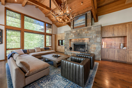 Teton Sky’s great room, with its vaulted ceiling and abundant light, is a perfect place for art lovers to relax and recharge between events in Teton Village and Jackson.
