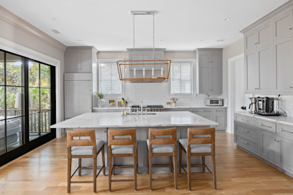Oyster Rake’s chef’s kitchen and inviting deck demonstrate how elegance and function combine in Kiawah Island living. The home’s amenities highlight the best of indoor and outdoor life—perfect for gatherings or quiet retreat.