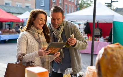 Two people decide what gifts to purchase while enjoying a luxury vacation.