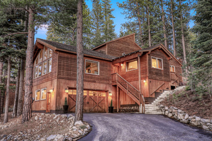 A lodging cabin sits in the woods, representing one of the purchases that must be factored into the average vacation cost.
