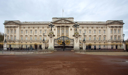 The front gate of Buckingham Palace in London. 