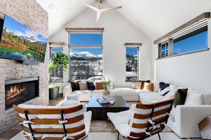 Blue River’s living room with its panoramic views and fireplace is a refined space to host friends before heading out to Breckenridge’s summer concerts or to unwind after taking in the latest festival performance.