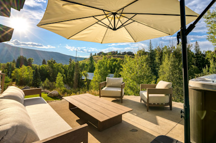 Sparkling Creek’s outdoor lounge offers an inviting space to entertain guests or unwind after attending a live show in Steamboat Springs—complete with sweeping mountain views.