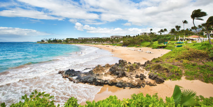 A sandy beach on the island of Maui, one of the best family vacation spots.