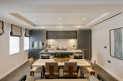 Mayfair’s prime positioning and turnkey finishes reflect what London 2025 buyers prioritize: walkability, privacy, and ready-to-enjoy design.
