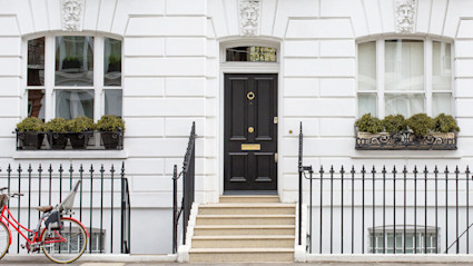 The front of a semi-detached house represents the topic, how to buy a house in the U.K. 