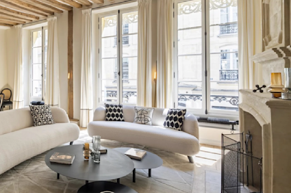 Rue du Bac in Paris offers abundant natural light and refined textures, a strong foundation for a high-performance office within a luxury second home.