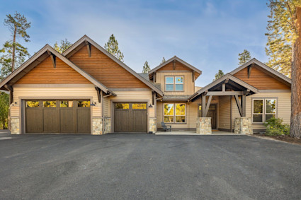 Dancing Rock offers a contemporary craftsman retreat in Bend, Oregon, perfectly positioned for autumn hiking escapes and entertaining. Its open-plan design and outdoor amenities set the scene for post-hike relaxation or evening gatherings.