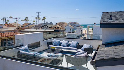 Seaboard in Newport Beach showcases indoor-outdoor flow and a rooftop deck, ideal for walkable beach living near Balboa and Lido.