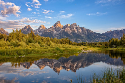 The Tetons mountains with their reflection in the lake. 
