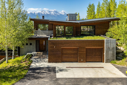 Harvest Ridge in Jackson offers ridge-top vistas and indoor-outdoor living, ideal for early ski mornings and relaxed evenings.