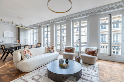Juliet offers light-filled Left Bank living with bright interiors and quick access to boutiques, cafes, and cultural landmarks.