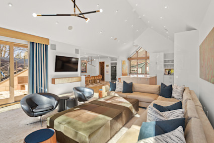 Aspen Grove offers walk-to-town convenience and dramatic indoor-outdoor spaces, ideal for ski seasons and summer festivals.