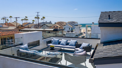 Rooftop deck at Seaboard in Newport Beach, ideal for an autumn waterfront dinner with fire features and Pacific views.
