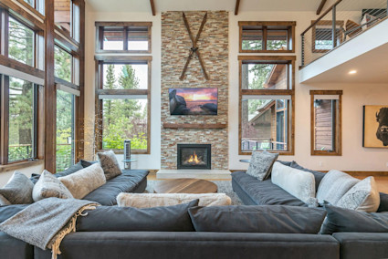 Fairway Crossing in Truckee provides bright, airy spaces with floor-to-ceiling windows, allowing nature lovers to observe bird migrations in comfort. The home’s decks and fire pit are perfect for autumn evenings after a day on the trails.