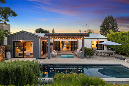Poolhouse in St. Helena offers indoor outdoor living beside the vines, ideal for autumn tastings and relaxed evenings.