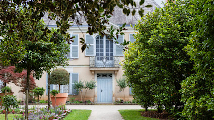 A photo of a home in France, alluding to the topic of how to buy property in France. 