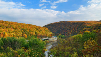 A photo of The Poconos, Pennsylvania, one of the most romantic fall getaways.