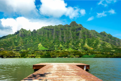 A photo of the Ko’olau Range on O’ahu, Hawai’i serving as the site of many tropical mountain getaways.