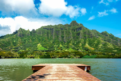 A photo of the Ko’olau Range on O’ahu, Hawai’i serving as the site of many tropical mountain getaways.