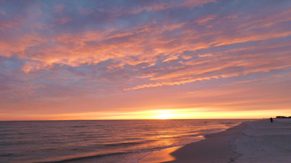 A pastel sunset over a quiet 30A beach perfectly captures the relaxed mood and visual beauty that defines America’s best coastal towns in late summer.