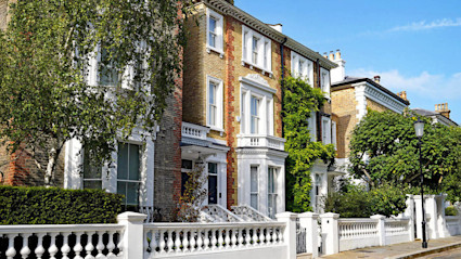 An image shows a luxury residence located in a posh area in London.