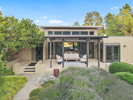 Hollow in Healdsburg sits along West Dry Creek Road, ideal for Harvest Wine Trail access and relaxed poolside downtime between tastings.