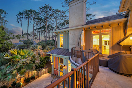 Seaside in Hilton Head Island offers a perfect blend of indoor and outdoor living, ideal for enjoying the island's warm evenings and entertaining guests.