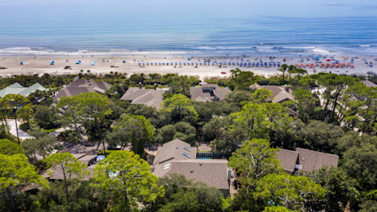 The vibrant Hilton Head beach scene provides the perfect backdrop for an outdoor food festival, capturing the island’s welcoming, festive energy.
