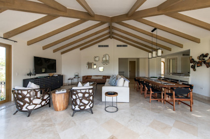 Esperanza’s airy great room provides the ideal backdrop for gourmet chef-prepared dinners and festive gatherings in Cabo San Lucas, inviting guests to relax in a space designed for entertaining.