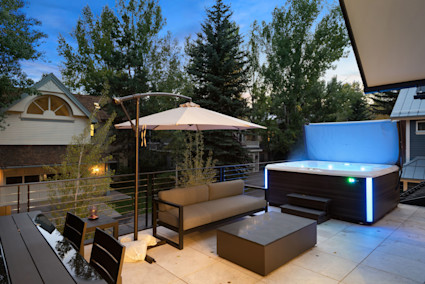 Hallam’s patio terrace in Aspen provides a luxurious setting for family relaxation and entertaining under the summer sky.