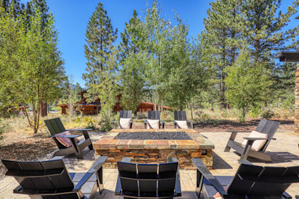 The outdoor terrace and fire pit at Sierra create a welcoming environment for socializing and enjoying Lake Tahoe’s fresh air, perfect after a day at the golf tournament.
