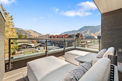 Snow King offers a central Jackson location with rooftop views and hot tub, ideal for balancing ski days and nights out.