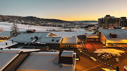 The ambiance of Steamboat Springs at sunset reflects the welcoming spirit of summer events, blending vibrant gatherings with the peaceful beauty of mountain evenings.