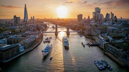 The sun sets over the Thames River, alluding to the topic of the 15 best places to live in London. 