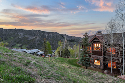 Alpine Ridge overlooks Snowmass, ideal for sunrise balloon launches and quick returns between festival activities.