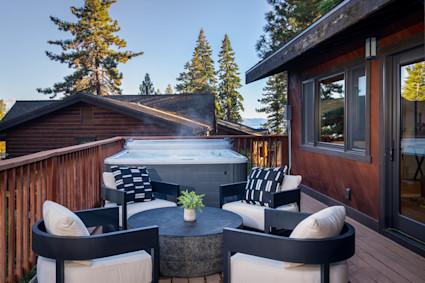 Edgewood's lake-facing deck and hot tub align with a gear-to-apres routine that begins in a high-performance entry and ends outdoors under the pines.