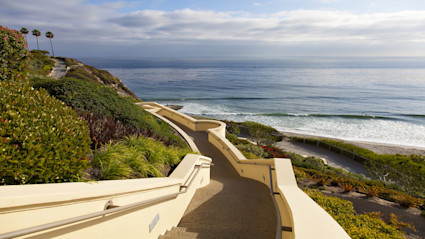 San Diego’s coastal path sets the tone for winter runs, surf checks and easy access to seasonal lights and shows.