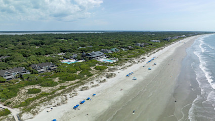 Kiawah’s wide beach and nearby venues offer a refined rhythm for winter walks, tee times and holiday dining.