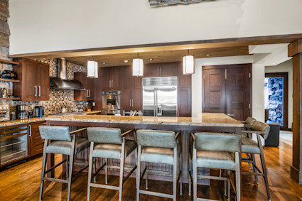 Emeralds kitchen in Vail elevates meal prep and family connection, making it the perfect heart of your Thanksgiving celebration.