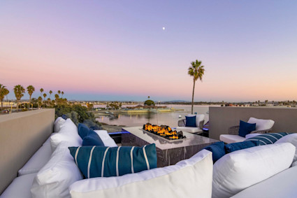 Sunset Bay in San Diego offers indoor-outdoor living and a rooftop fire pit for post-round relaxation.