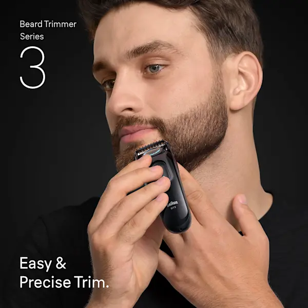 Young man trimming the beard on his chin with the Braun Beard Trimmer Series 3